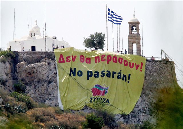 Μέλη του συριζα ανήρτησαν πανό στον λυκαβηττό κατά του νέου ασφαλιστικού
 νόμου